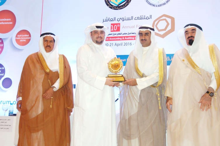  الرويح متسلما التكريم من الوزير العلي
