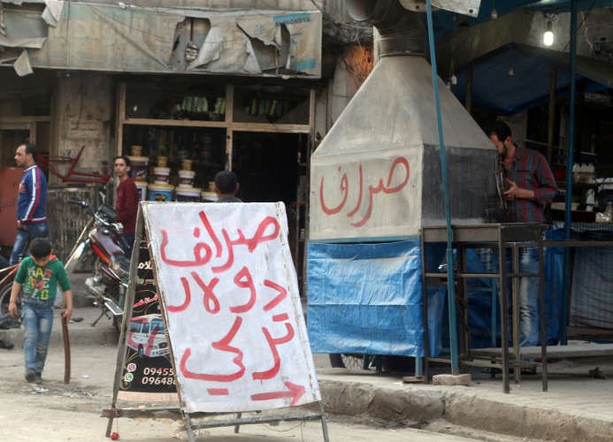 اعلان لمحل صرف عملات في المناطق الخاضعة للمعارضة في حلب فيما تواصل الليرة السورية انهيارها رويترز