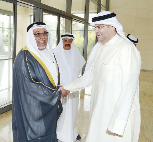 عبدالعزيز اسحق مستقبلا الشيخ علي الجراح﻿