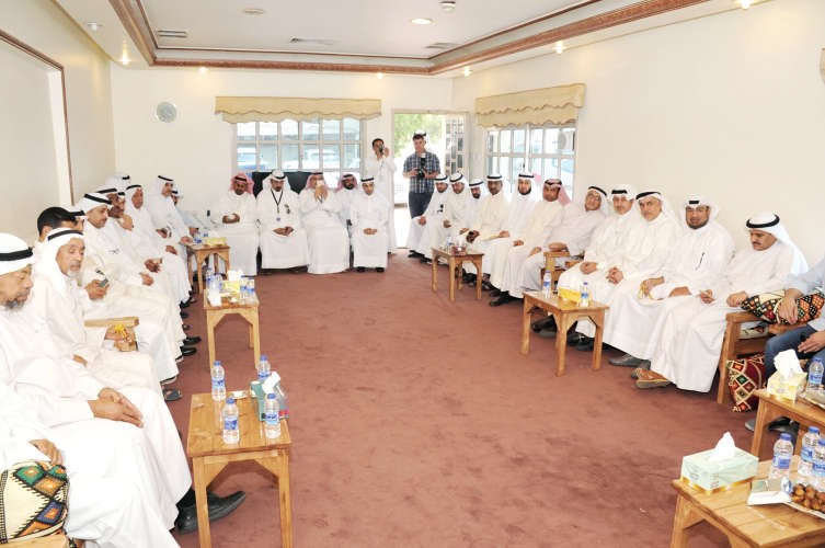 جانب من لقاء عيسى الكندري وماحمد المنفوحي مع عدد من اهالي السالمية في ديوان احمد ادريسريليش كومار
