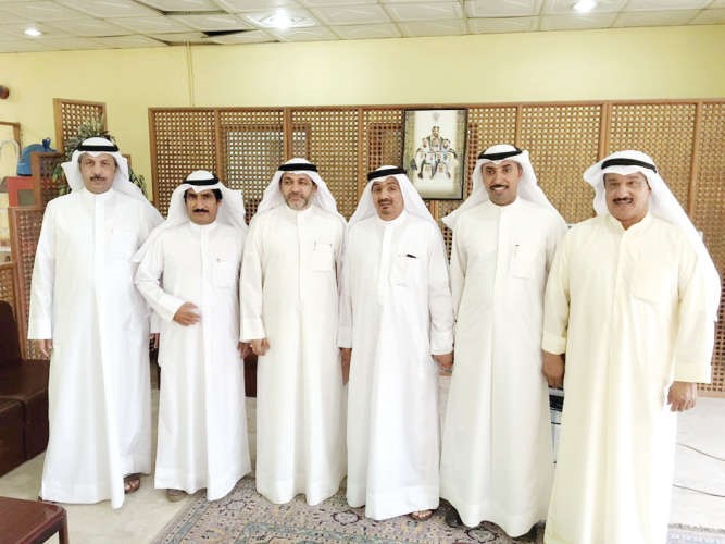 منصور الخرينج ودحسن كمال وهادي الوطري وعدد من اعضاء اتحاد المزارعين خلال الجولة