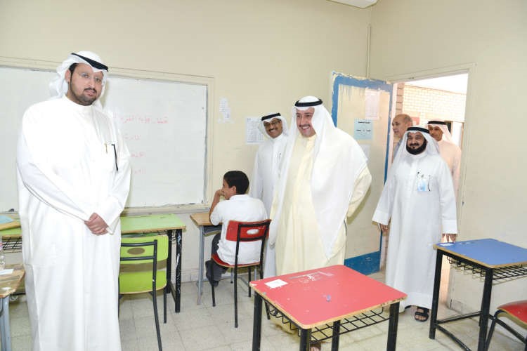 الشيخ فيصل الحمود خلال جولة باحدى المدارس