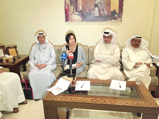 د فهد المكراد الى اليمين وبجانبه محمد مهلهل الياسين ورهام النقيب ودحامد العبدالله