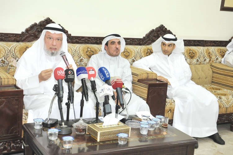 احمد باقر متحدثا وبجانبه د حسن جوهر ود انور الشريعان﻿