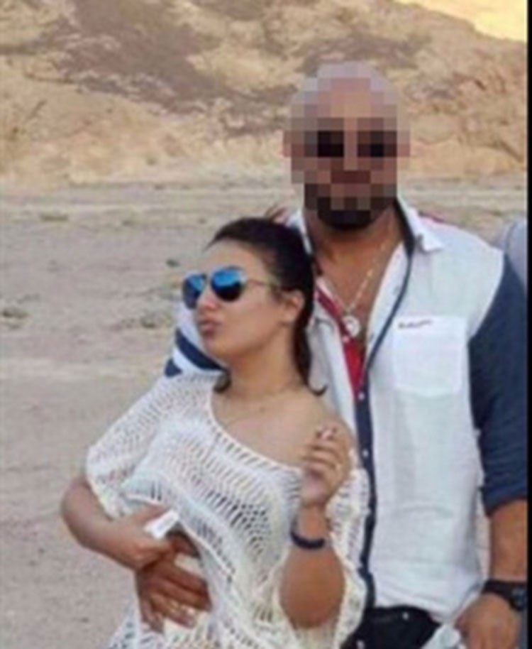 لاعب كرة قدم مصري يقدم 9 فيديوهات كدليل على زنا زوجته ..كيف ردت عليه؟