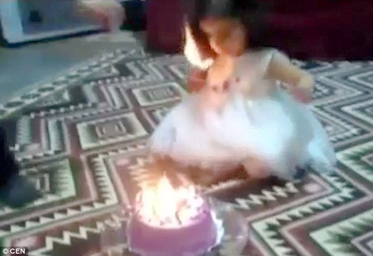  بالفيديو.. عيد ميلاد طفلة في الثانية كاد أن يتحوّل إلى كارثة