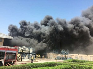 الدخان الكثيف يملا سماء صبحان