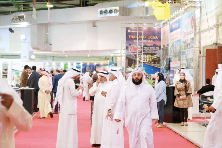 حضور كثيفلرواد المعرض﻿