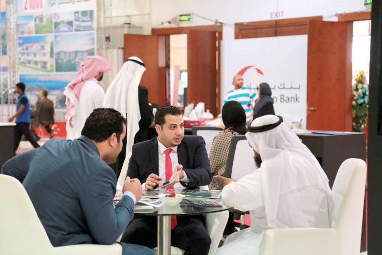 جانب من الشرح حول منتجات الشركات المشاركة بالمعرض﻿