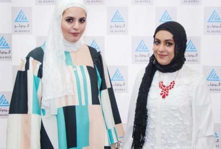 مسؤولة بنك الكويت الدولي في جانب من تقديم الدعم لطلبة كلية الهندسة والبترول﻿