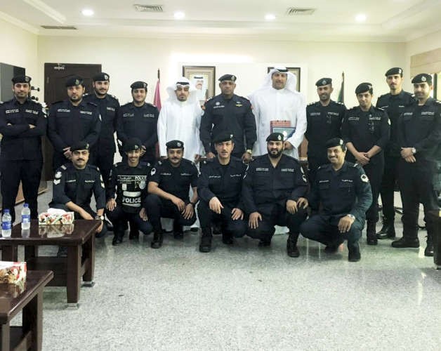 العميد العنزي مكرما العقيد نايف الحساوي وضباطا من مديرية الامن 