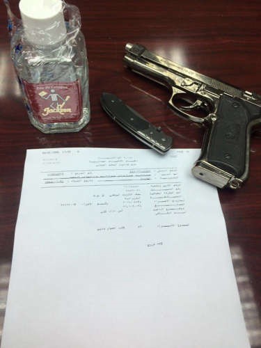 المسدس البلاستيك والسكين وزجاجة الخمر 