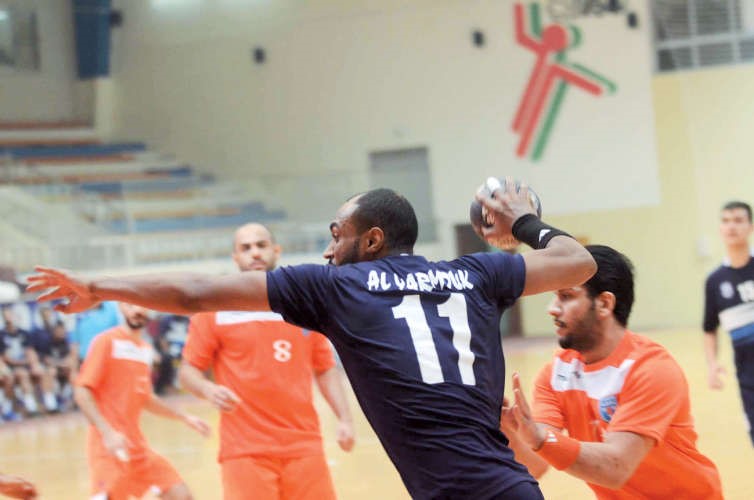 لاعب اليرموك محمد البلوشي مصوبا على مرمى كاظمة في مواجهة سابقة 