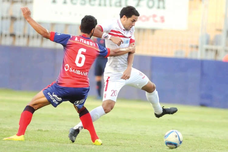 لاعب الزمالك محمد ابراهيم يحاول المرور من مدافع بتروجت 