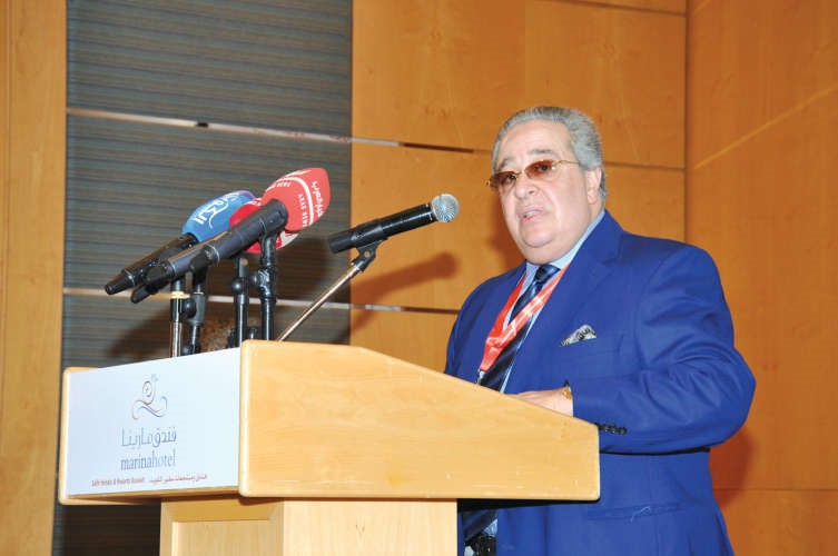 د مدحت عطيفة متحدثا خلال المؤتمر