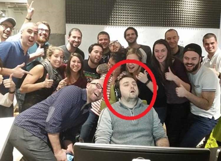 بالصور.. المدير النائم..  ماذا فعل به زملائه ليصبح الأشهر عبر وسائل التواصل الإجتماعي؟