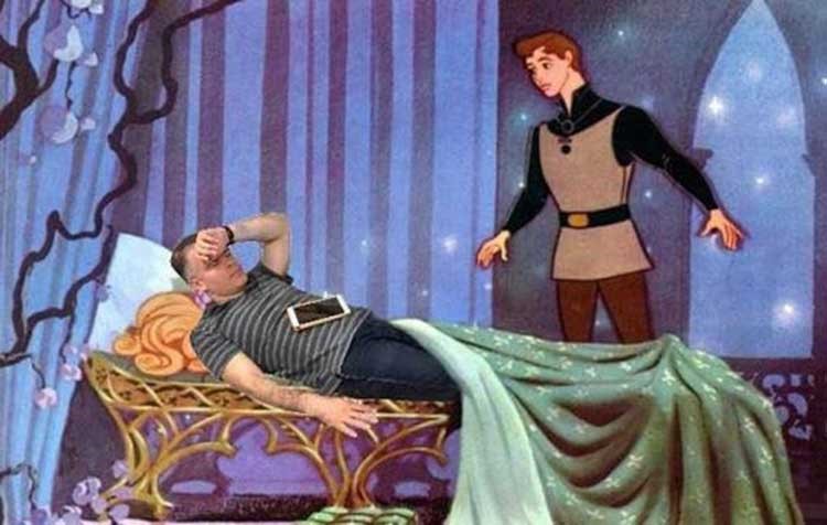 بالصور.. المدير النائم..  ماذا فعل به زملائه ليصبح الأشهر عبر وسائل التواصل الإجتماعي؟