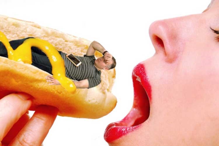 بالصور.. المدير النائم..  ماذا فعل به زملائه ليصبح الأشهر عبر وسائل التواصل الإجتماعي؟