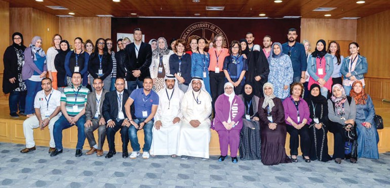 عدد من المشاركين في المنتدى﻿