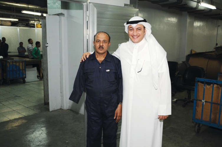 عسكر مع الزميل تشارلي من القسم الفني بمطبعة الانباء