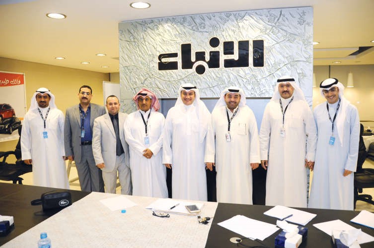 عسكر العنزي متوسطا رئيس التحرير الزميل يوسف خالد المرزوق وسكرتير تحرير الشؤون البرلمانية الزميل حسين الرمضان والزملاء موسى ابو طفرة وسامح عبدالحفيظ وبدر السهيل واحمد الفضلي ومدير مكتب عسكر العنزي محمد جبريلهاني الشمري
