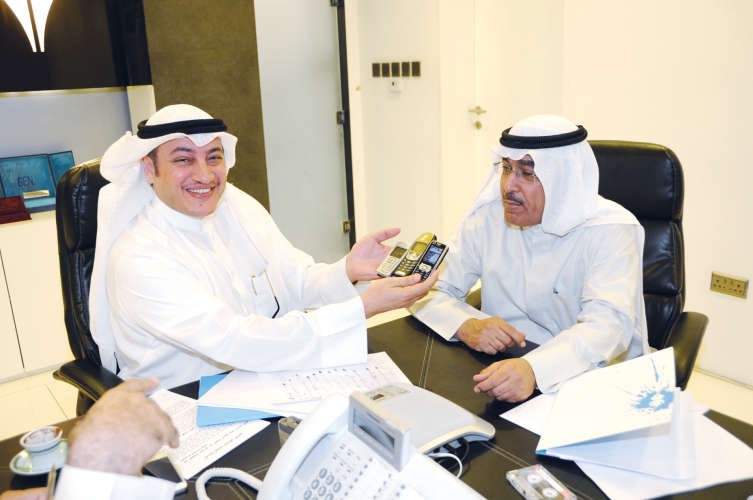 عسكر العنزي ونائب رئيس التحرير الزميل عدنان الراشد لا يفضلان استخدام التكنولوجيا الحديثة