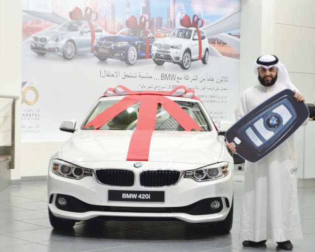 شقيق الفائزة مها العوضي يتسلم مفاتيح BMW الفئة الرابعة﻿