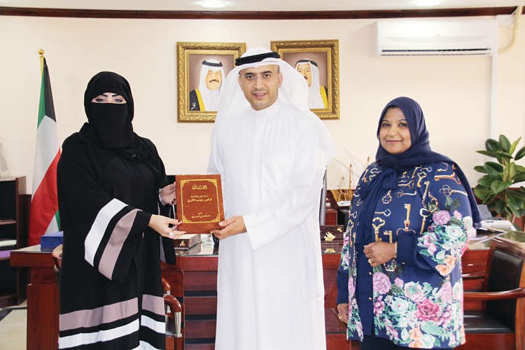 د هيثم الاثري مكرمانوير عبدالله الدوسري بحضور فاطمة بوعركي﻿