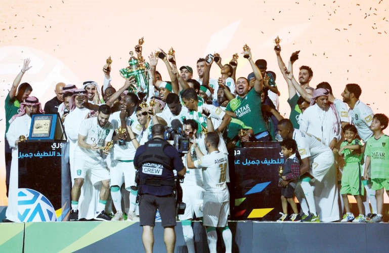 لاعبو الاهلي يحتفلون باللقب الغائب 