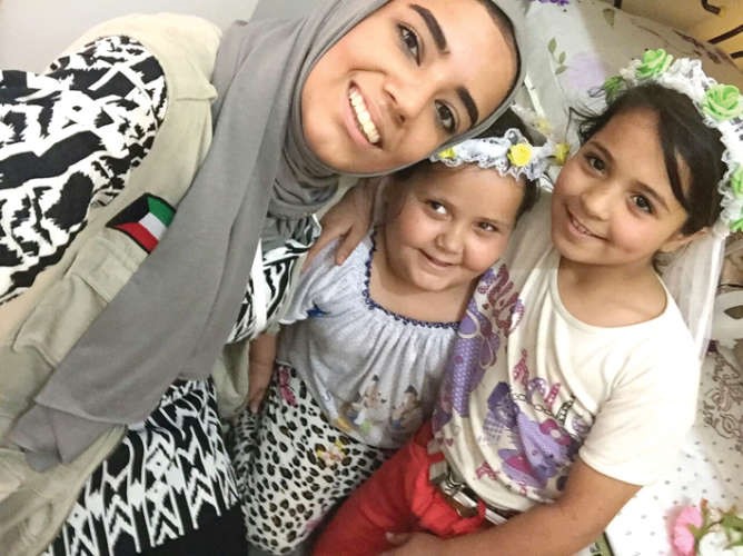احدى عضوات الفريق تاخذ سيلفي مع طفلتين﻿