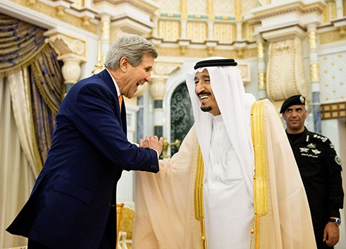 خادم الحرمين الشريفين الملك سلمان بن عبد العزيز خلال احد لقاءاته مع وزير الخارجية الاميركي صورة ارشيفية