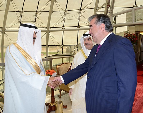 سمو ولي العهد الشيخ نواف الاحمد خلال استقبال رئيس طاجيكستان