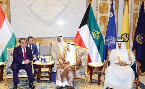 صاحب السمو الامير الشيخ صباح الاحمد مستقبلا الرئيس امام علي رحمان بحضور سمو ولي العهد الشيخ نواف الاحمد