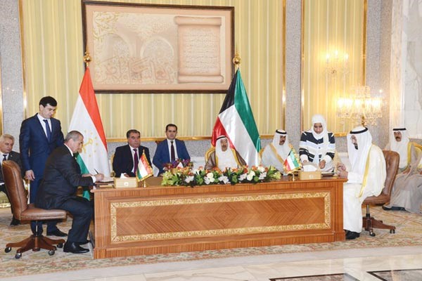 توقيع جانب من الاتفاقيات بحضور صاحب السمو الامير الشيخ صباح الاحمد والرئيس امام علي رحمان رئيس طاجيكستان