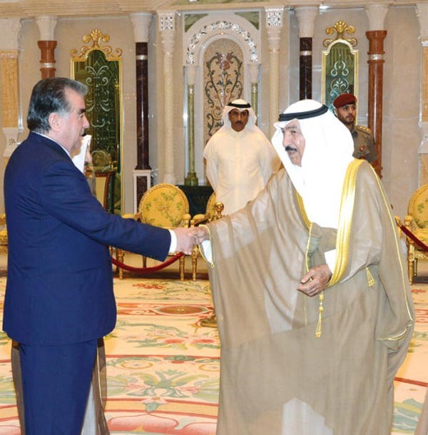 رئيس طاجيكستان مصافحا الشيخ جابر العبدالله