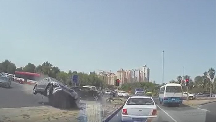 بالفيديو.. على خطى أفلام هوليوود..  لحظة حادث مروع وثقته كاميرا سيارة في الكويت!