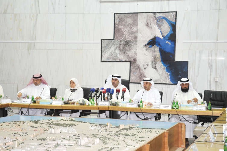 الوزيرة هند الصبيح واسامة العتيبي ومعلي الموسى ومانع العجمي خلال اجتماع لجنة الاصلاح والتطوير ريليش كومار