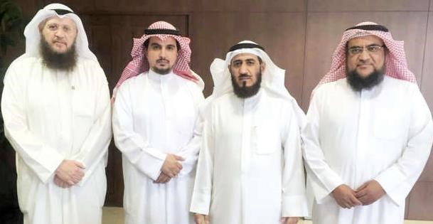 مفريد عمادي يتسلم نسخة من الموسوعة﻿