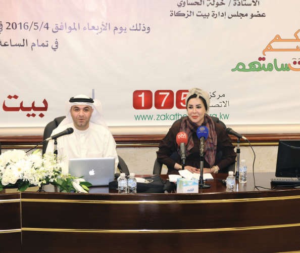 خولة الحساوي وعبدالرحمن التركيت خلال المحاضرة﻿