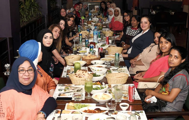 الزميلات خلال العشاء 