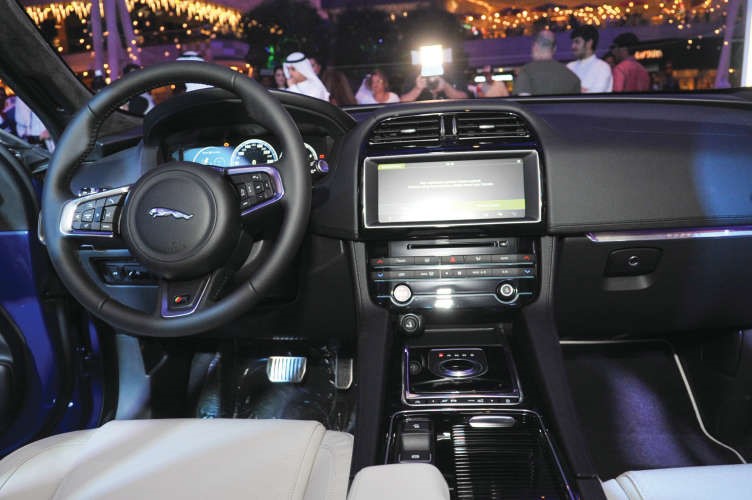 «الزياني» تكشف عن جاكوار F-PACE الجديدة كلياً