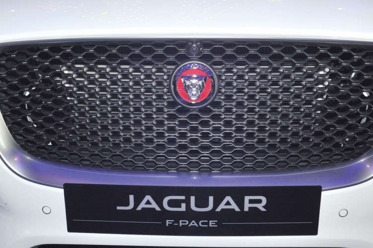 «الزياني» تكشف عن جاكوار F-PACE الجديدة كلياً