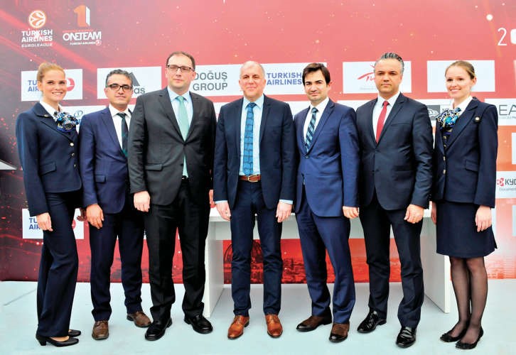 لقطة جماعية لممثلي التركية والدوري الاوروبي لكرة السلة﻿