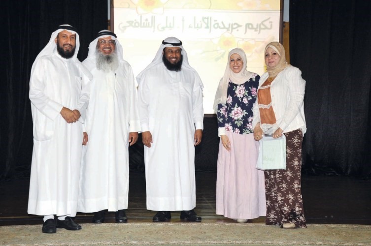 الموجه العام للتربية الاسلامية جاسم المسباح يكرم الزميلة ليلى الشافعي﻿