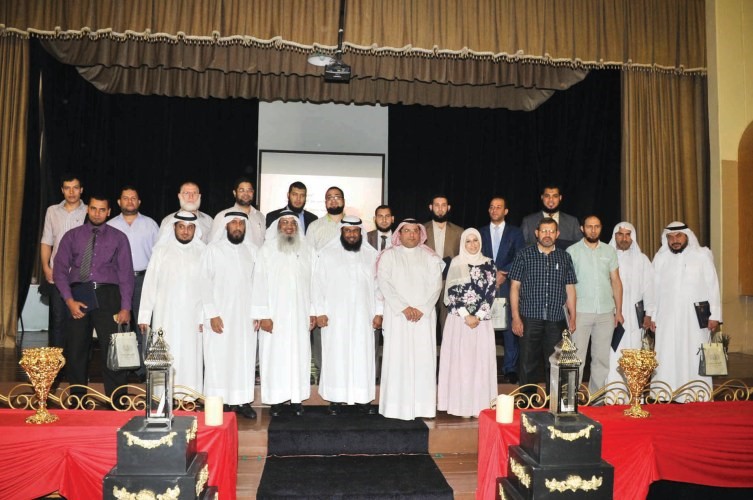 الموجه العام ومراقب الثانوي يتوسطان المتسابقين﻿