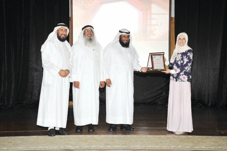 جاسم المسباح يكرم هدى السعيد﻿