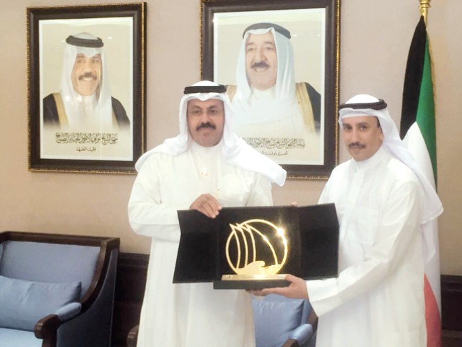 درع تقديرية للشيخ احمد النواف ﻿