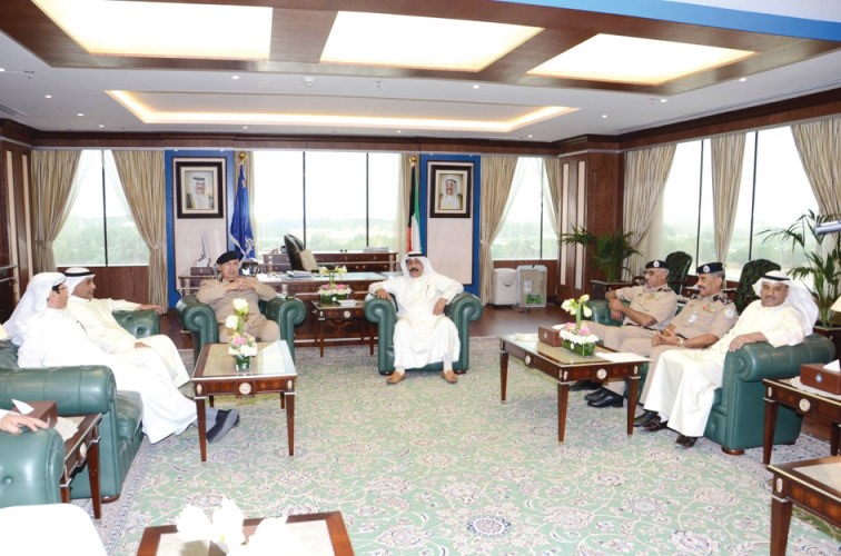 الفريق سليمان الفهد خلال الاجتماع مع عدد من قيادات الداخلية والجمارك