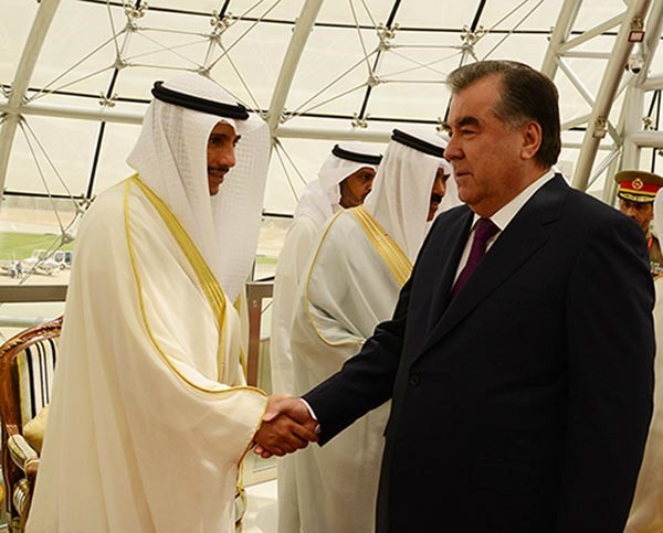 الرئيس الطاجيكي مصافحا رئيس مجلس الامة مرزوق الغانم