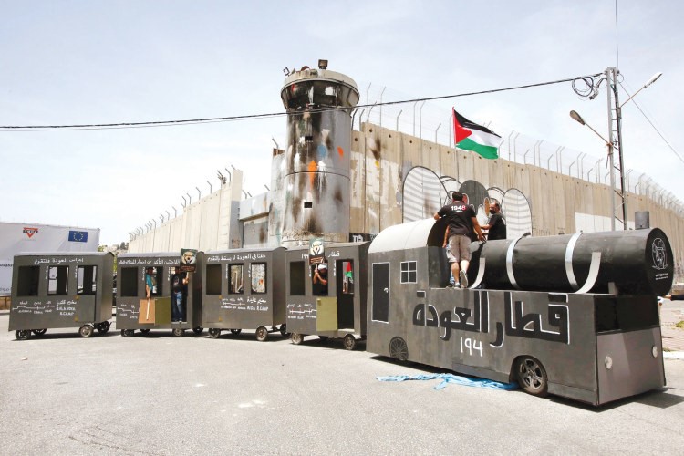 فلسطينيون يستقلون قطار العودة بالضفةتاكيدا لحقوقهم المشروعة خلال احياء ذكرى النكبة امس	افپ﻿